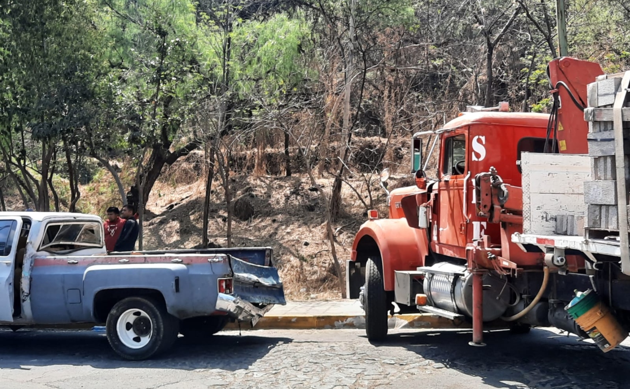 Accidente en Xochimilco: camión de carga choca contra una camioneta
