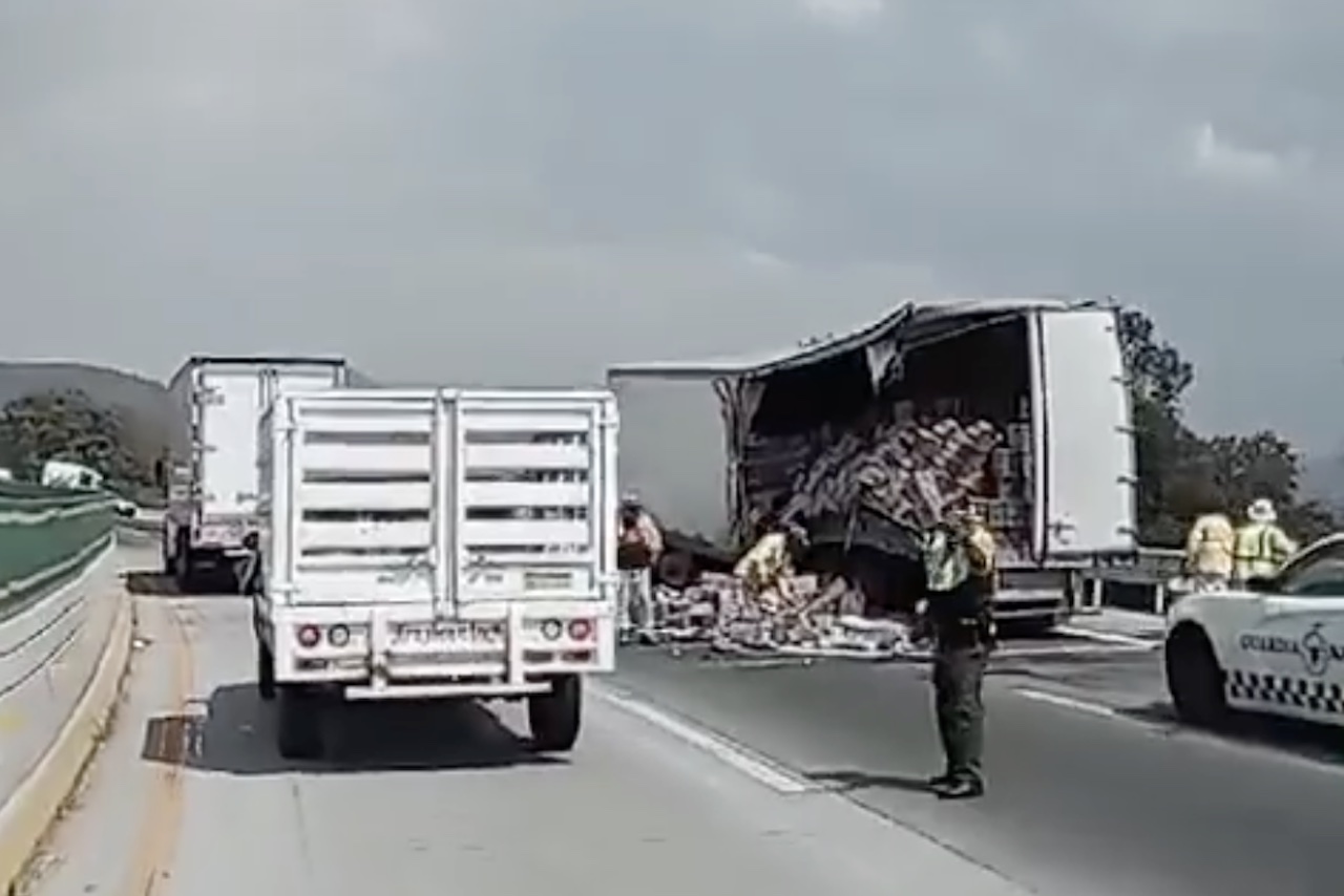 Accidente en la México-Puebla hoy: camión se estrella sobre carril de baja velocidad