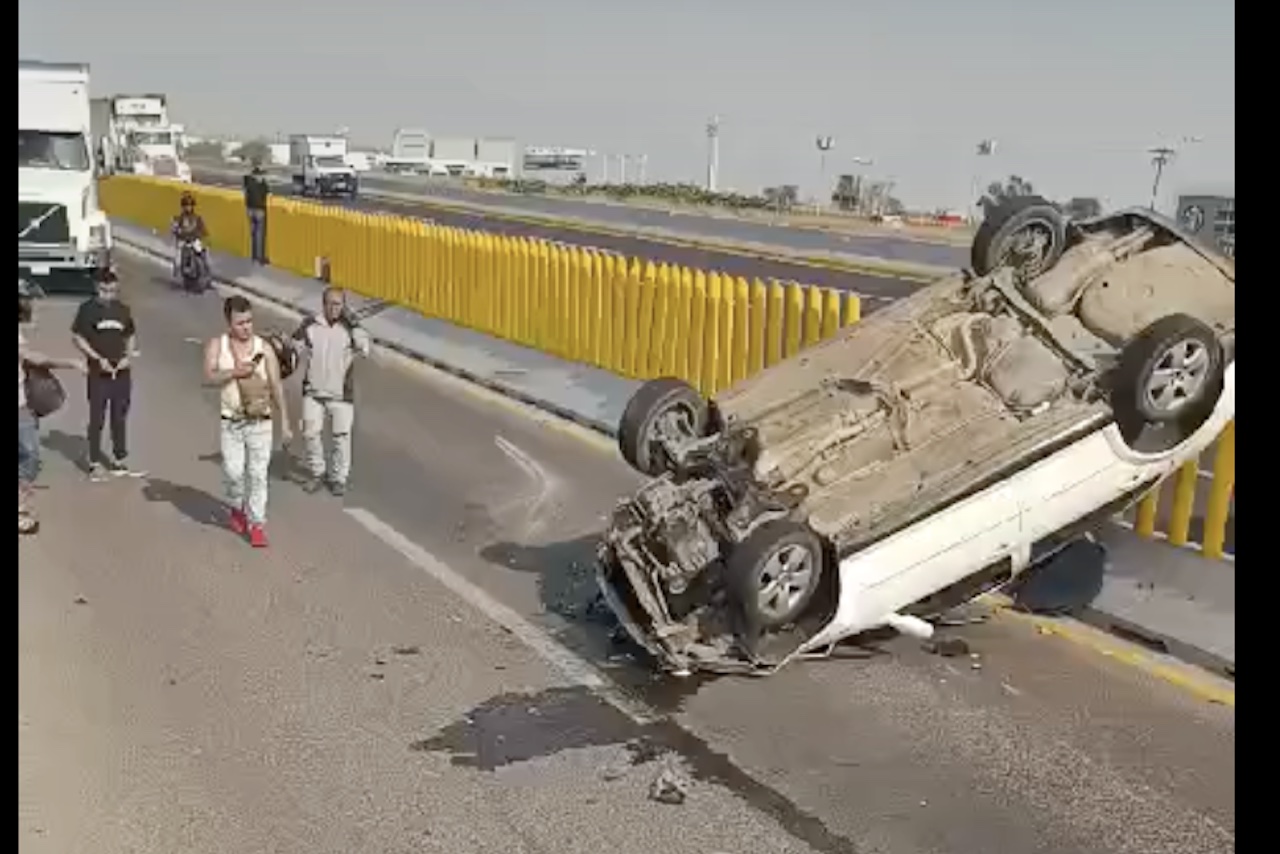 Accidente en la México-Puebla hoy: camioneta se vuelca hacia la CDMX