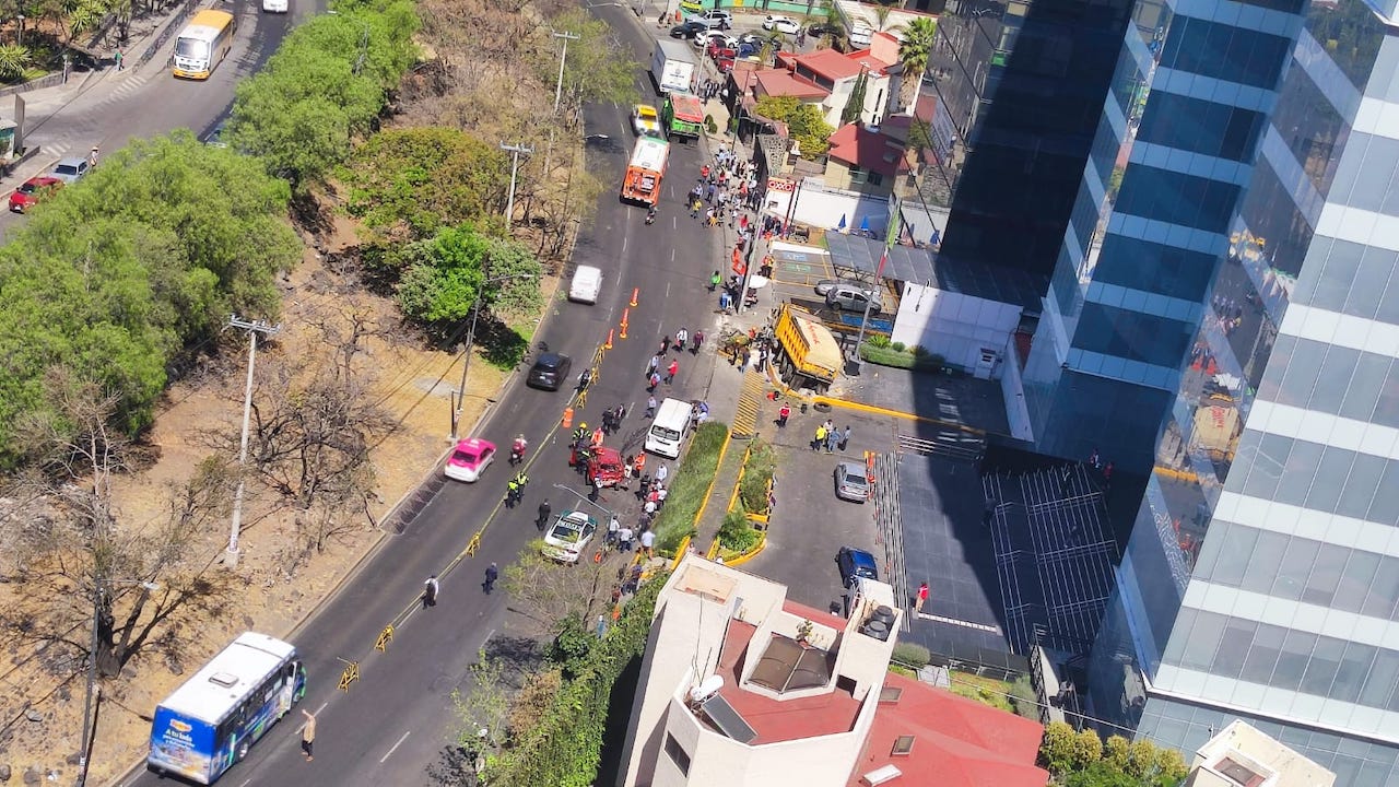 Accidente carretera Picacho Ajusco hoy: camión se estrella frente a oficias de la Judicatura