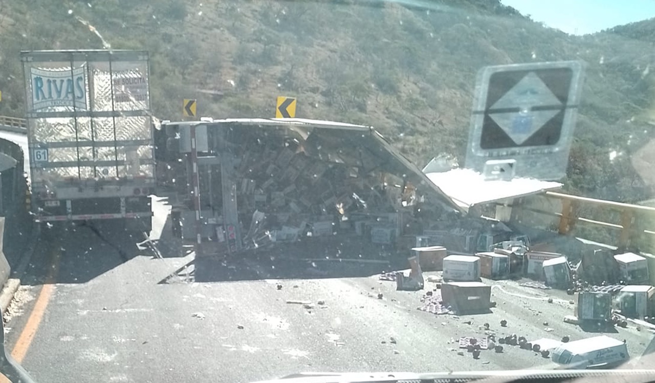 Accidente Plan de Barrancas: tráiler vuelca en la Tepic-Guadalajara