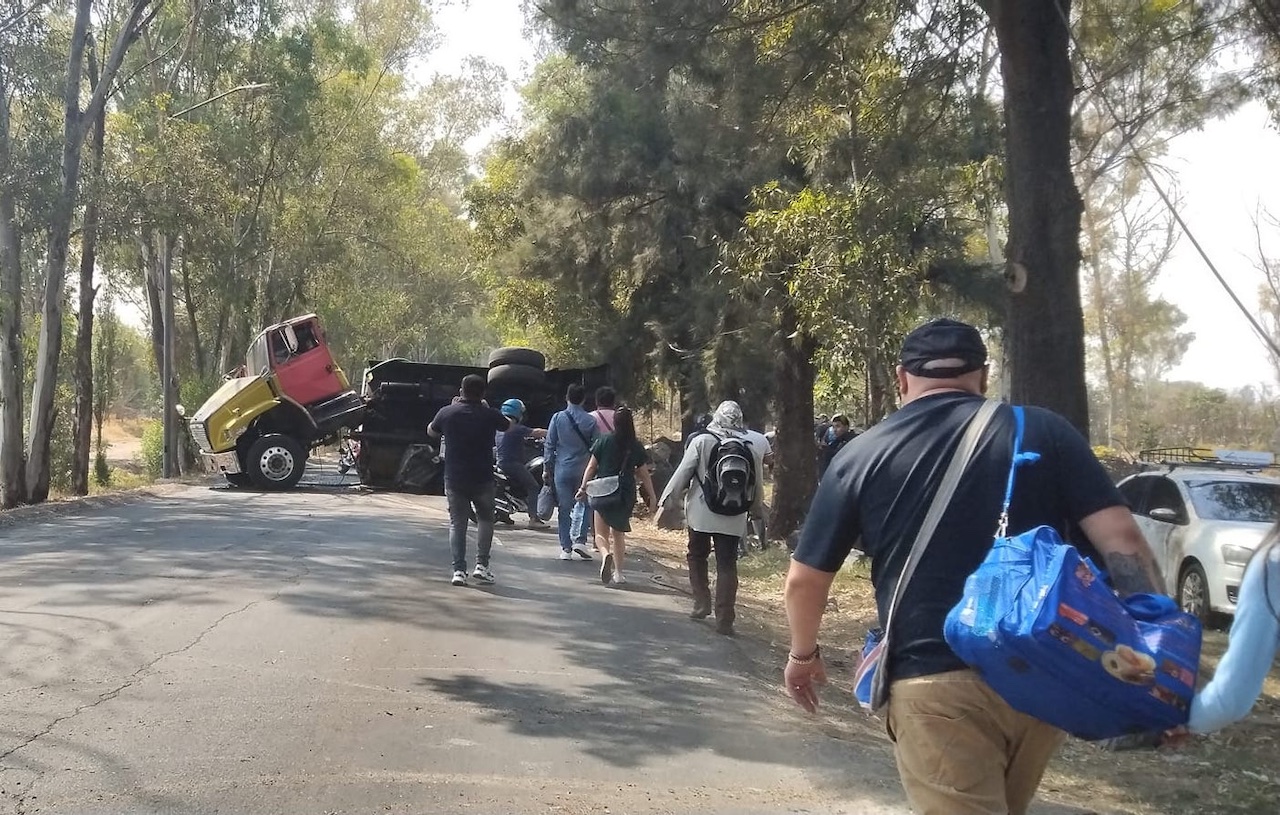 Accidente Chalco-Tláhuac: volcadura de pipa cierra la carretera