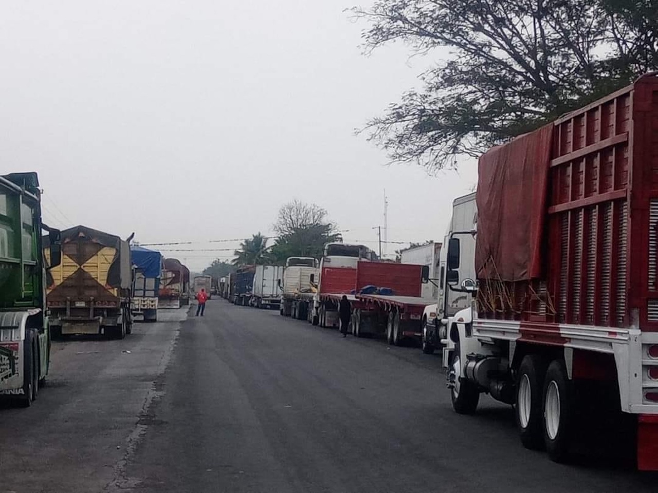 Manifestantes exigen la liberación de detenidos con bloqueo en la autopista Veracruz-Córdoba