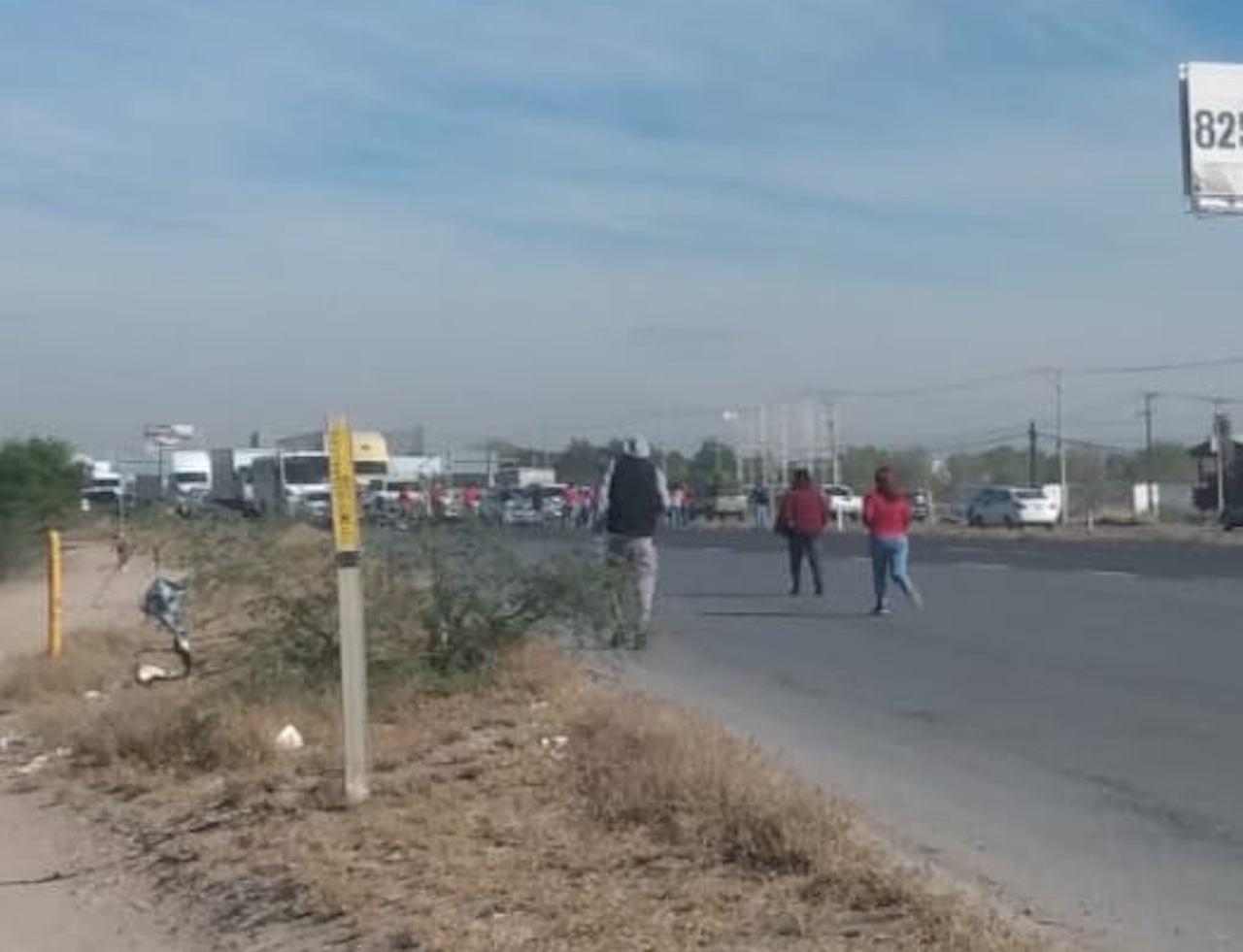 Familiares bloquean la Carretera 57 tras motín en el penal La Pila, SLP