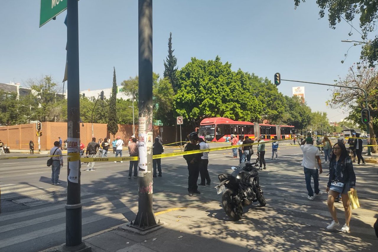 Bloqueo en Insurgentes centro: personas protestan e impiden tránsito de Metrobús
