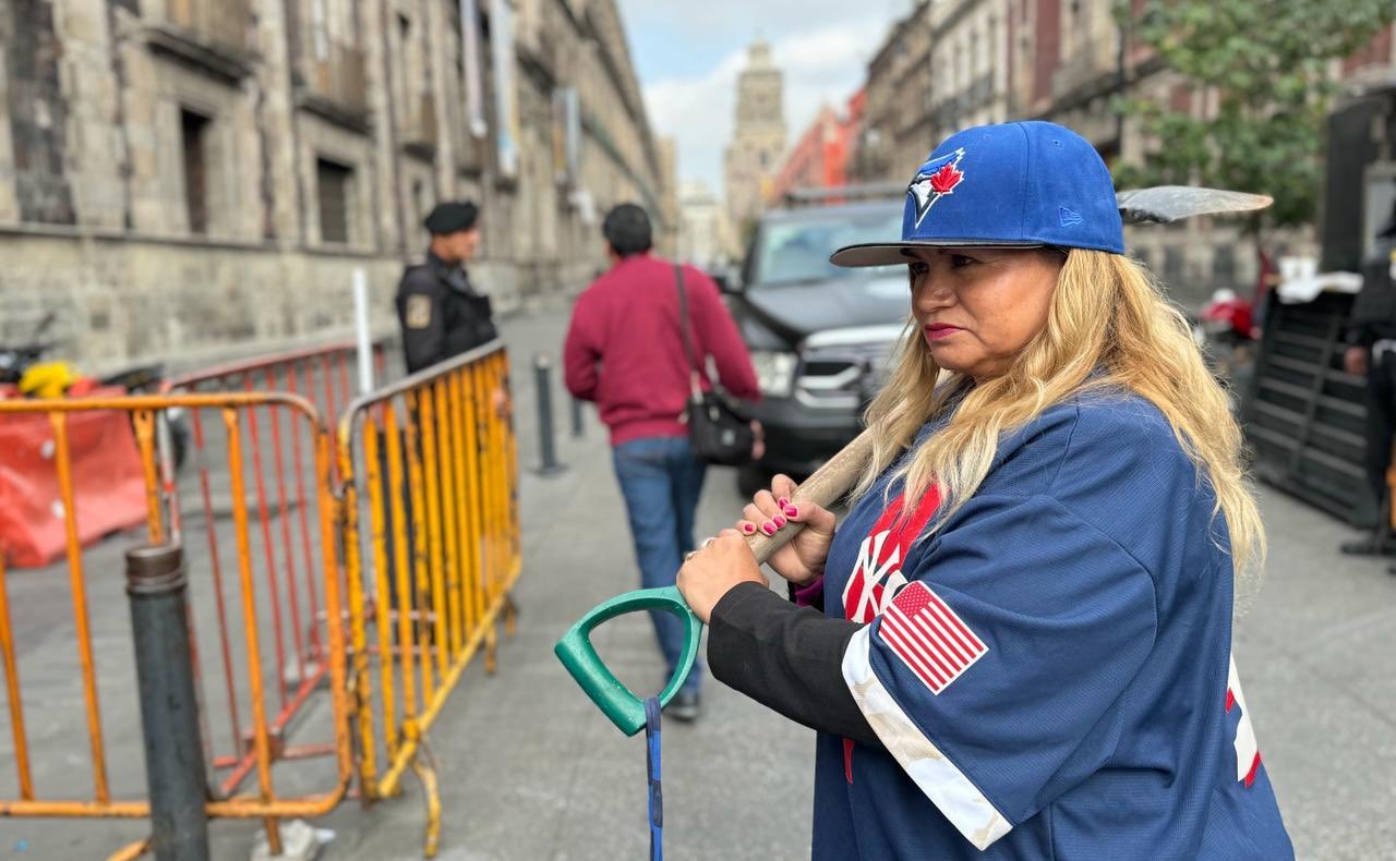 ‘¿Si como buscadora no, como beisbolista me recibe?’: Ceci Flores protesta afuera de Palacio Nacional