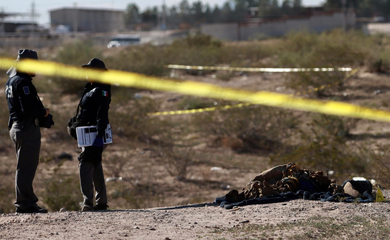 Hallan cuerpos en fosa clandestina en Ciudad Juárez cerca de la frontera con EU