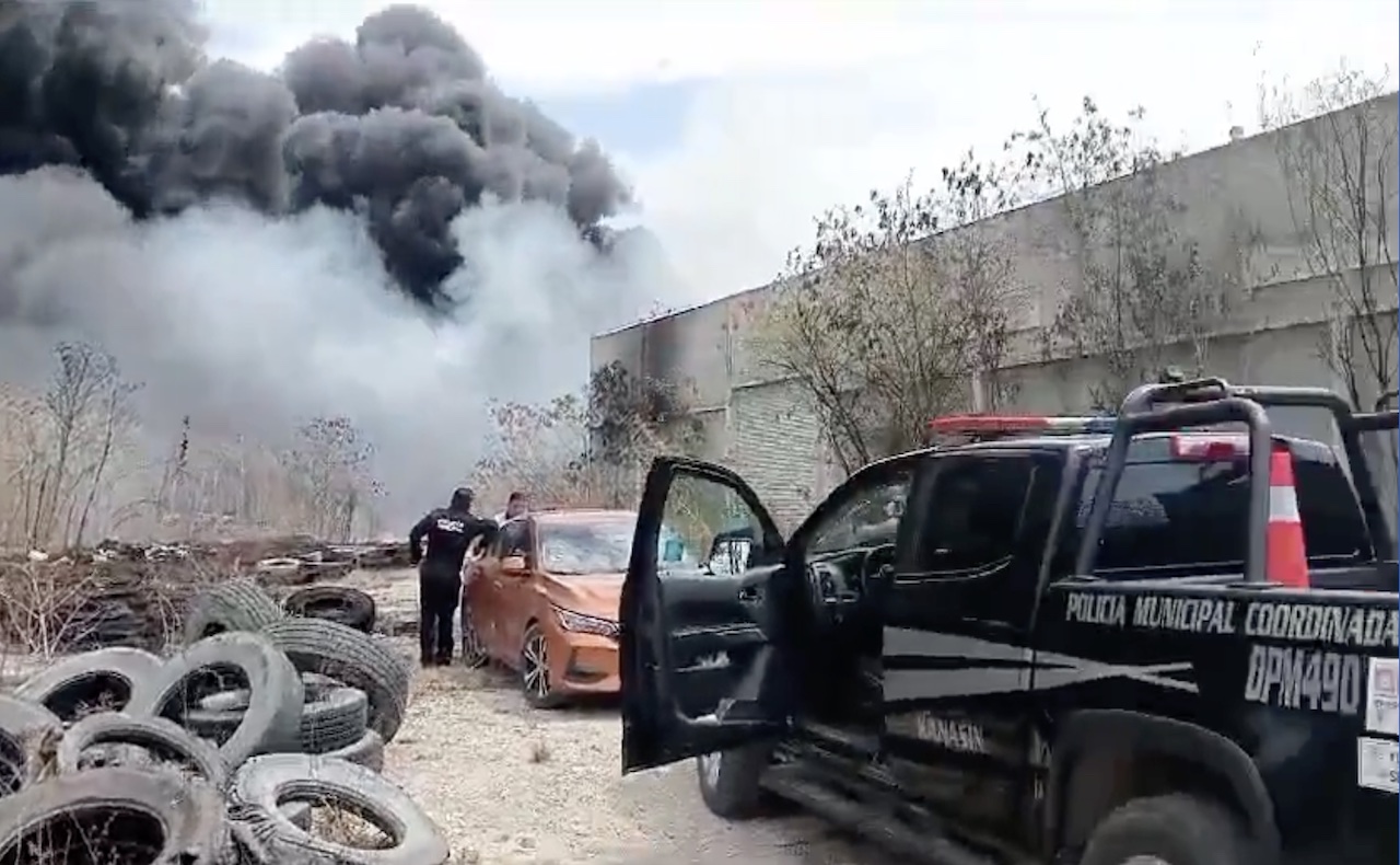 Incendio en Mérida: depósito de llantas se quema en carretera a Cancún