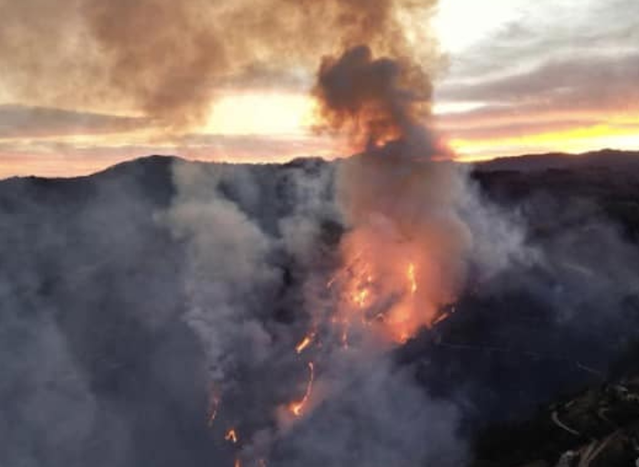 Autoridades piden evacuaciones y ayuda por incendio en Pinal de Amoles, Querétaro