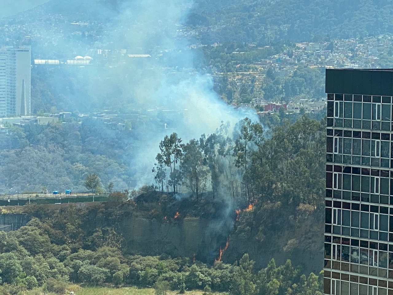 Incendio en Santa Fe: se queman pastizales cerca de la Mexicana