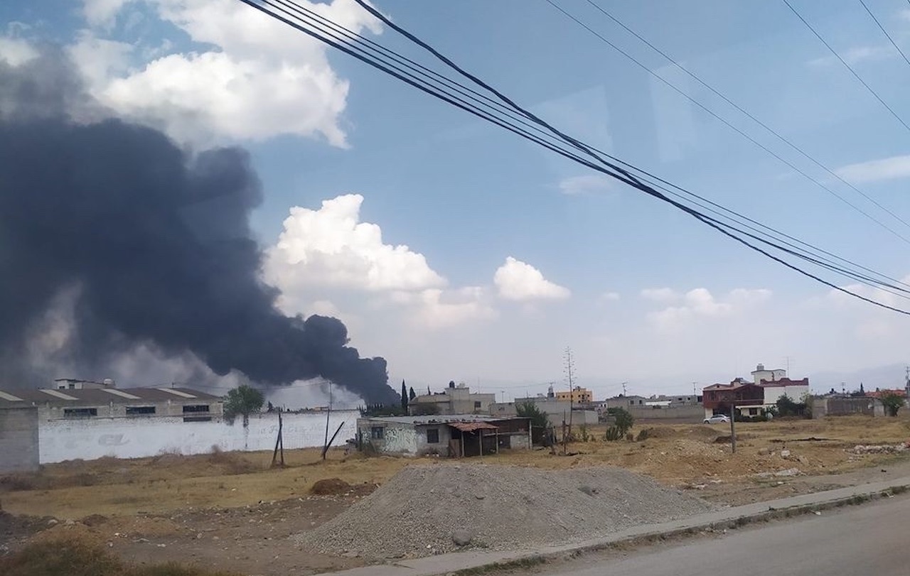 Incendio de llantas en lote baldío en Toluca moviliza a bomberos