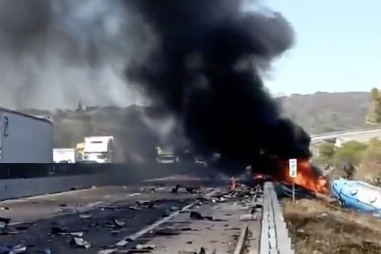 Accidente en Macrolibramiento de Querétaro: tráiler se incendia en kilómetro 73