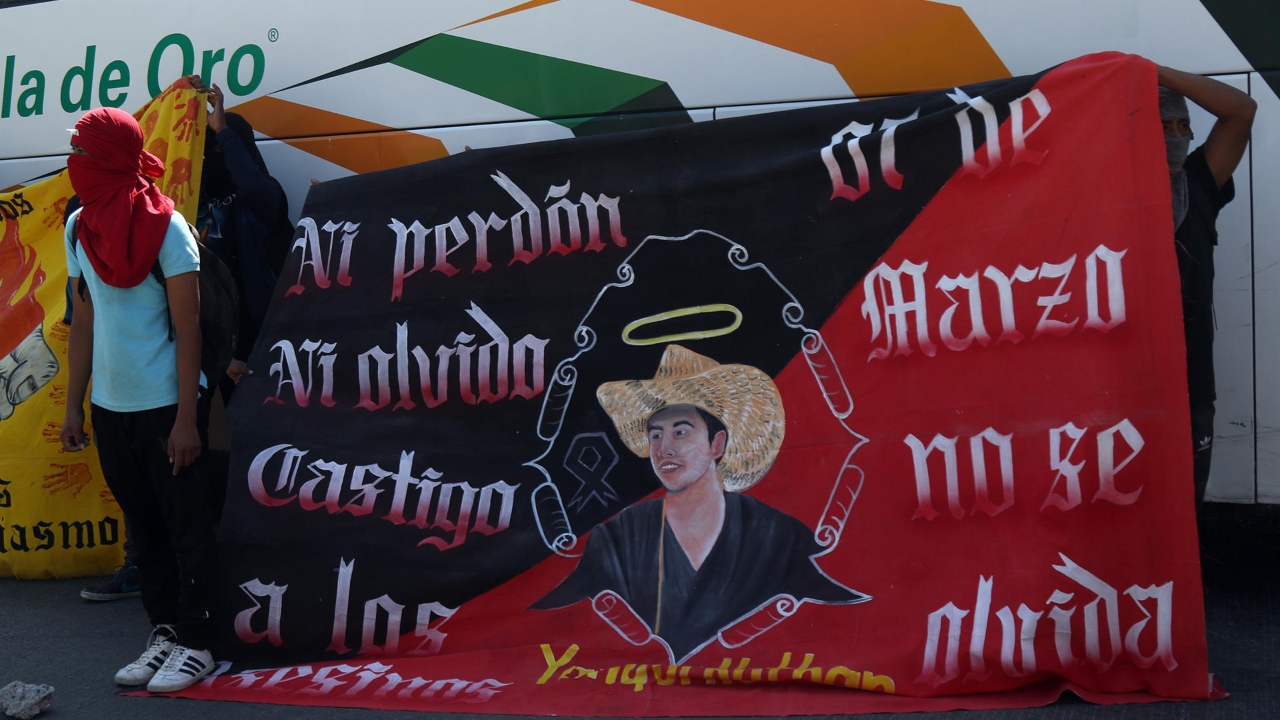 Estudiantes de Ayotzinapa convocan a megamarcha en Guerrero por asesinato de normalista