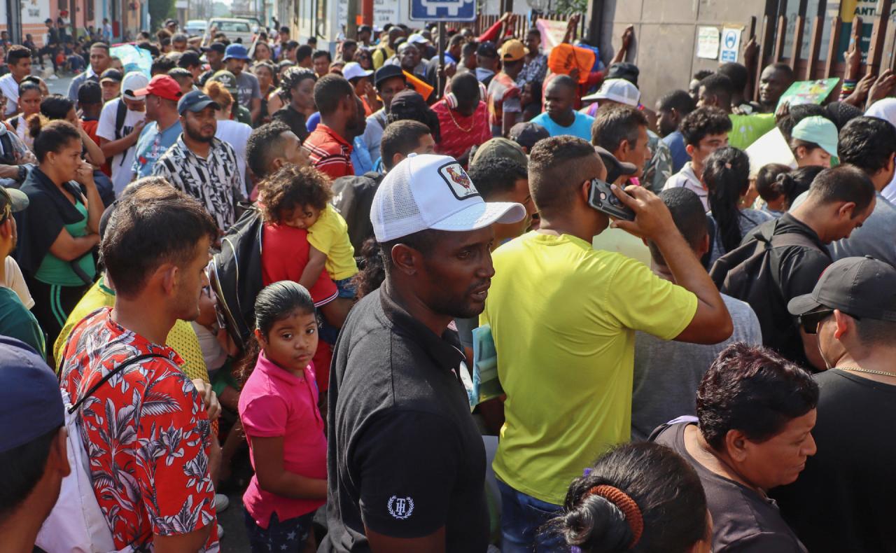Migrantes saturan oficinas de la Comar en Tapachula para solicitar refugio