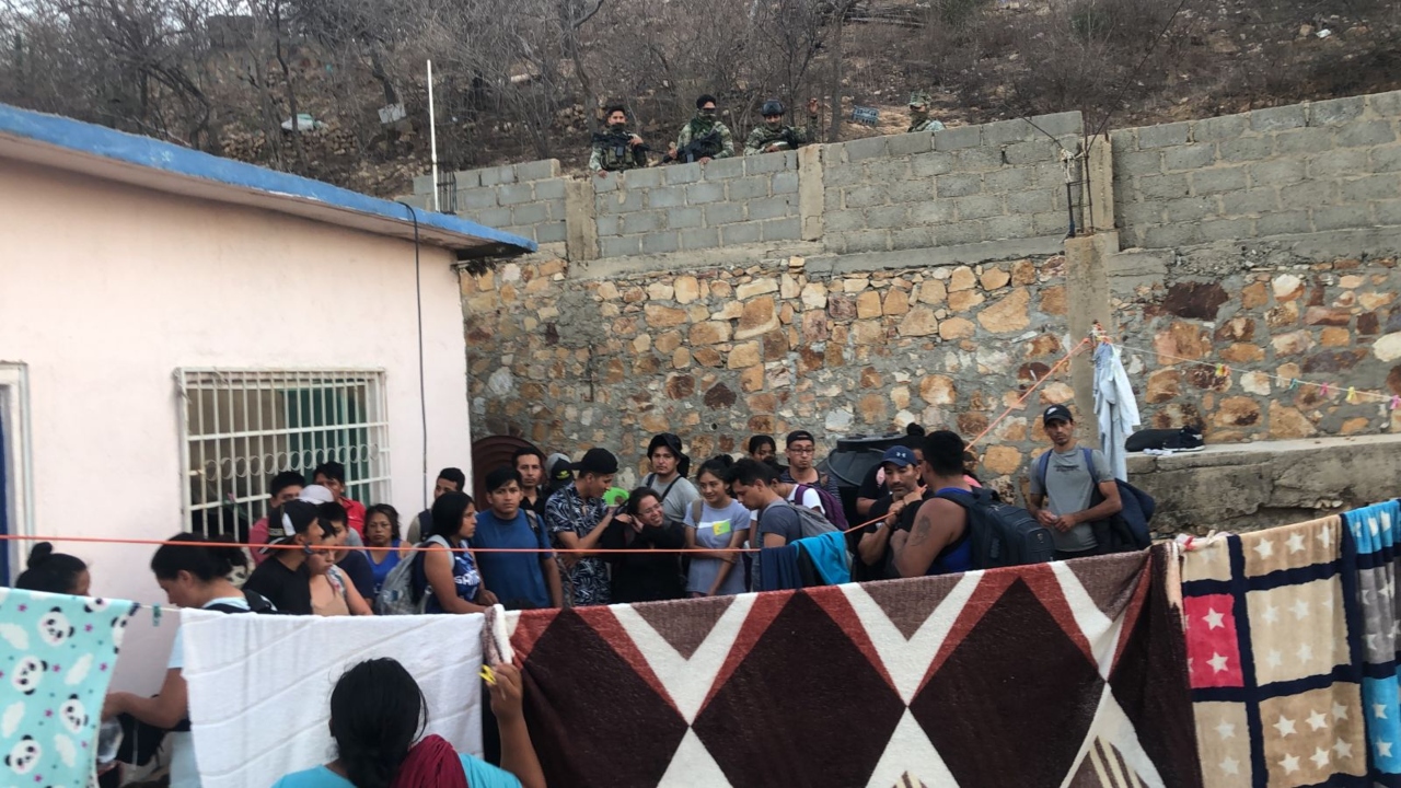 Autoridades rescatan a 85 migrantes presuntamente secuestrados en Oaxaca