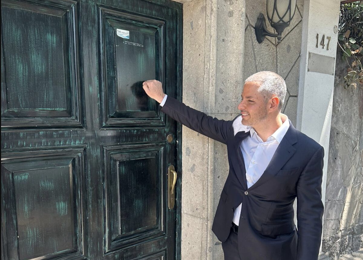 Murat trata de entrar a conferencia de Xóchitl; le niegan acceso