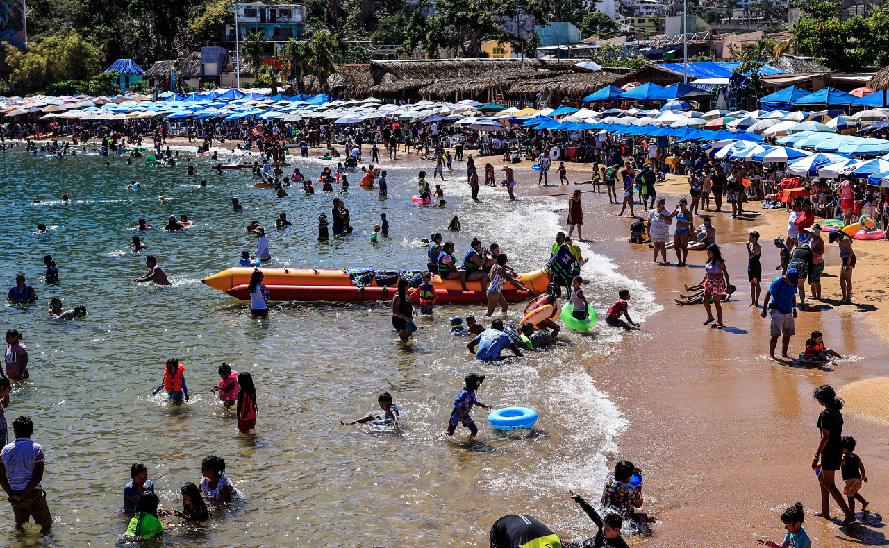 Semana Santa revive el turismo en Acapulco pese a estragos de ‘Otis’