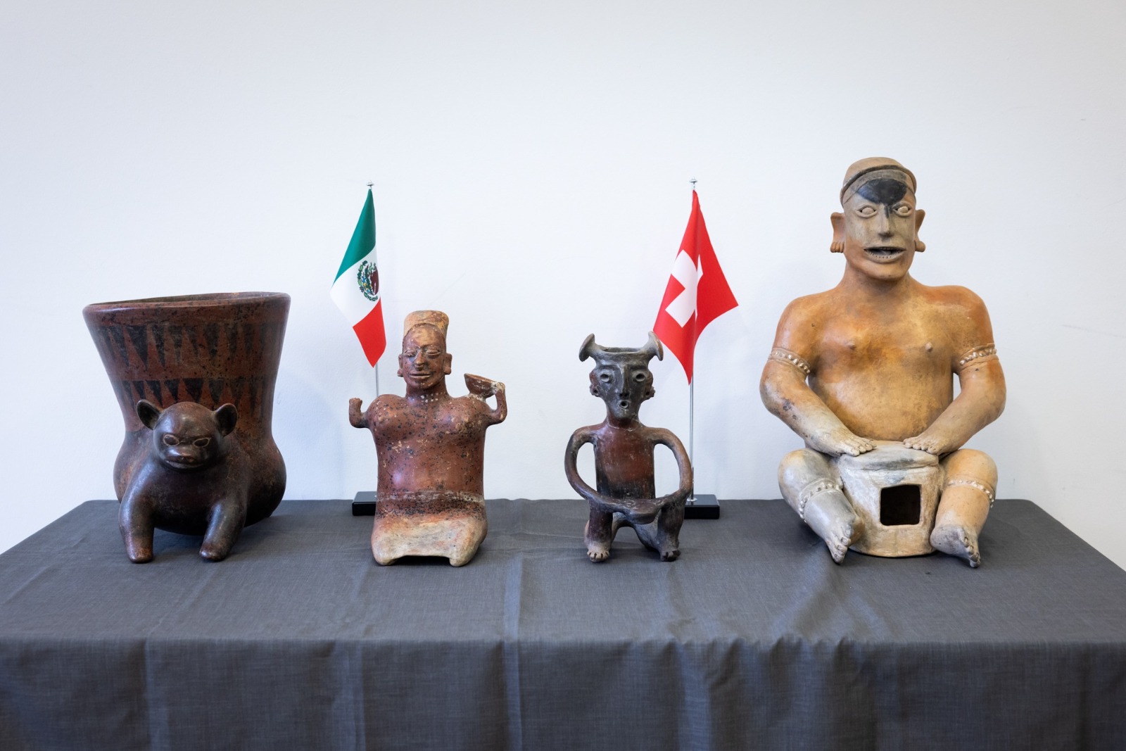 Suiza entrega 24 piezas arqueológicas a México