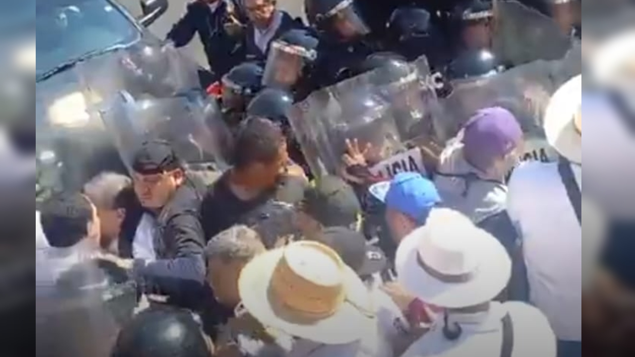 Policías repliegan a personas débiles visuales que protestaban en la CDMX