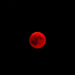 Luna roja: ¿por qué se pone de este color?