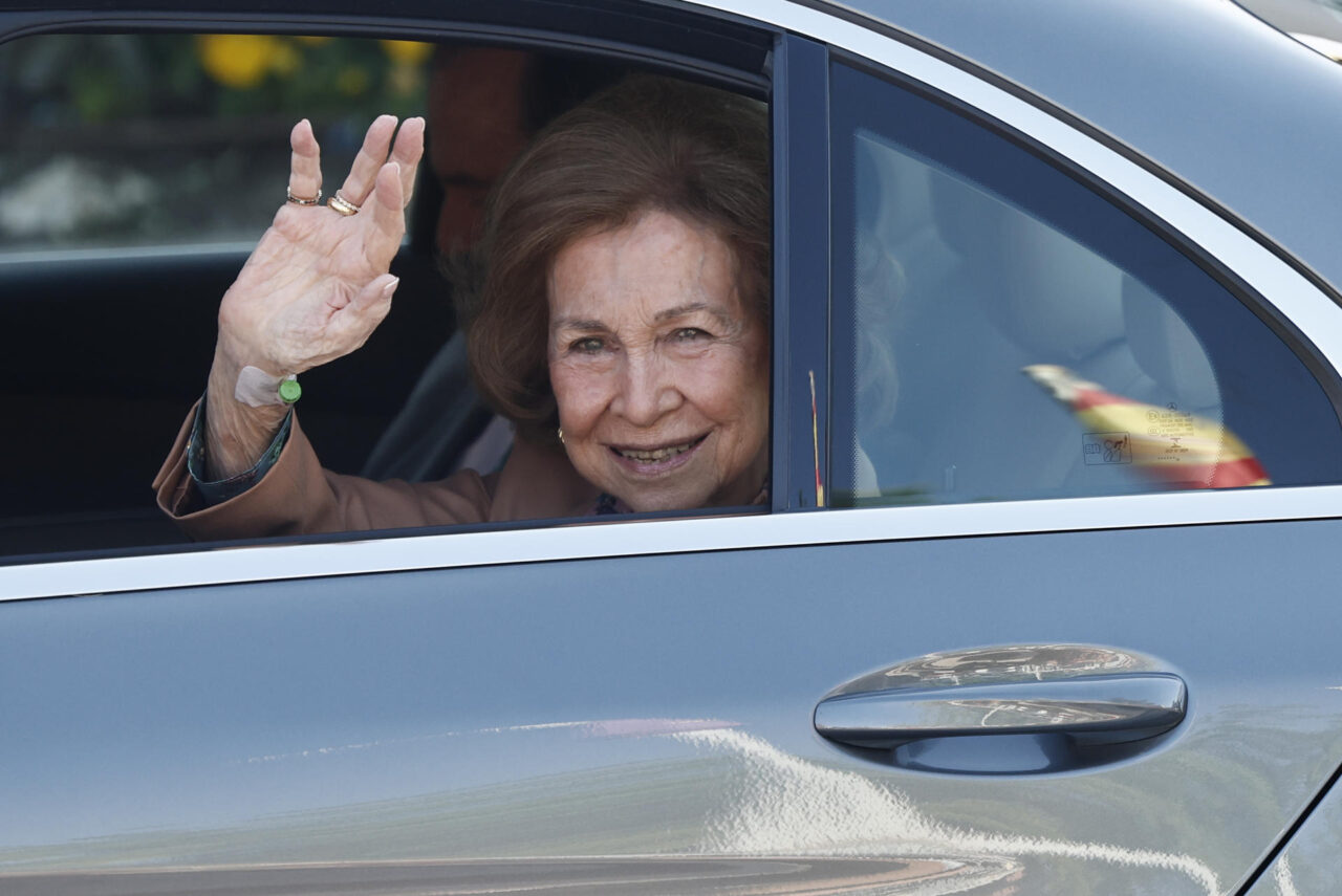 La reina emérita Sofía de España fue dada de alta tras breve hospitalización