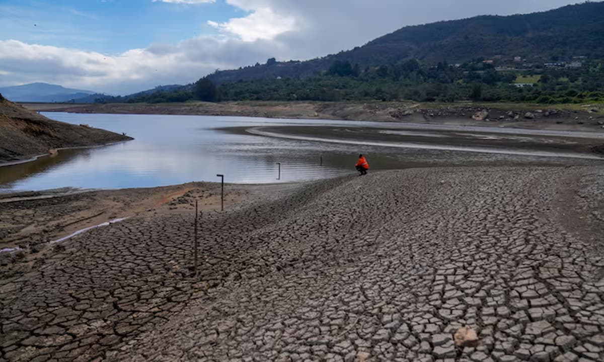 ¡Bogotá a ducharse en pareja! Sequía afecta el suministro de agua de la capital