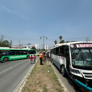 Choque de camiones de pasajeros chocan en Monterrey deja varios heridos