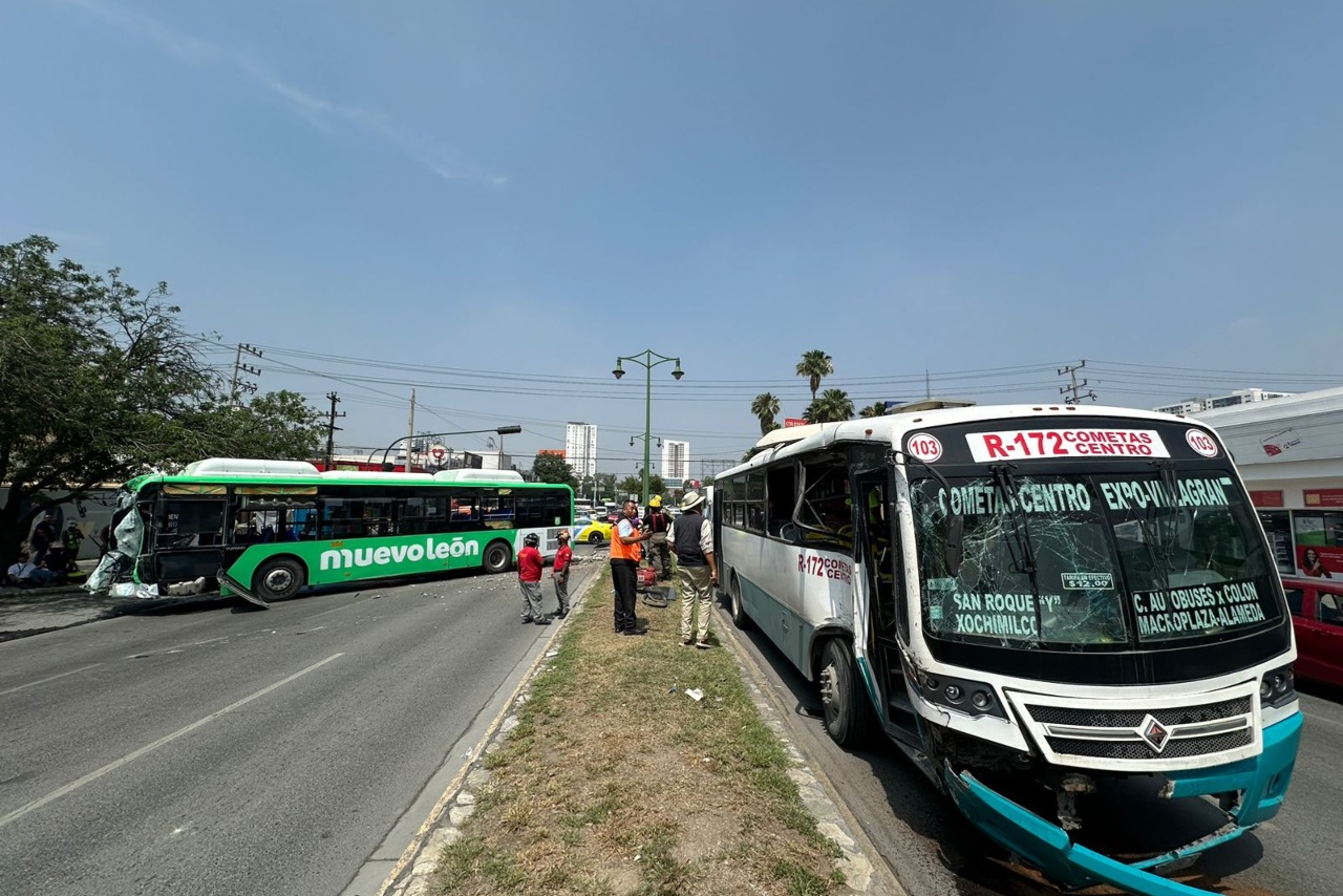 Choque de camiones de pasajeros en Monterrey deja varios heridos
