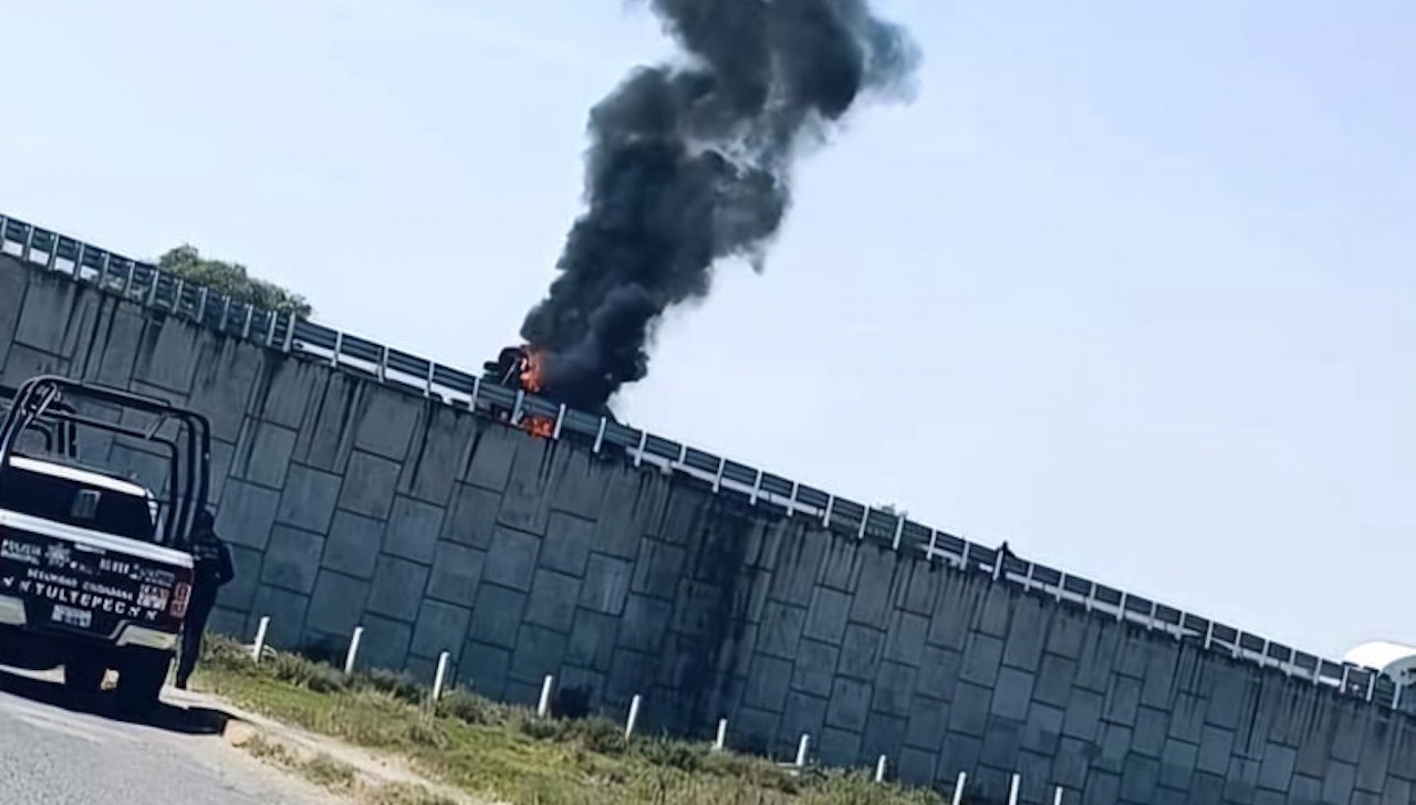 Revolvedora vuelca y se incendia en el Circuito Exterior Mexiquense, en Tultepec