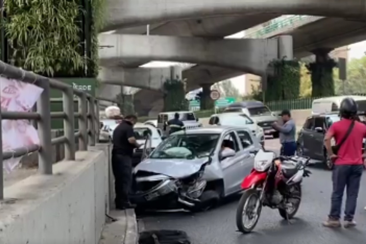 Accidente en Periférico: chocan dos autos en la zona de Mixcoac