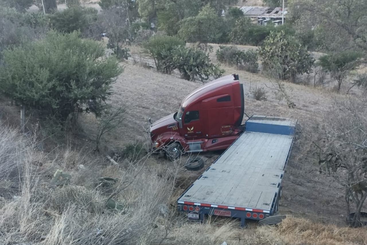 Accidente autopista México-Querétaro: trailer cae a barranco