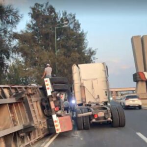Accidente carretera México-Pirámides: tractocamión vuelca en Ecatepec
