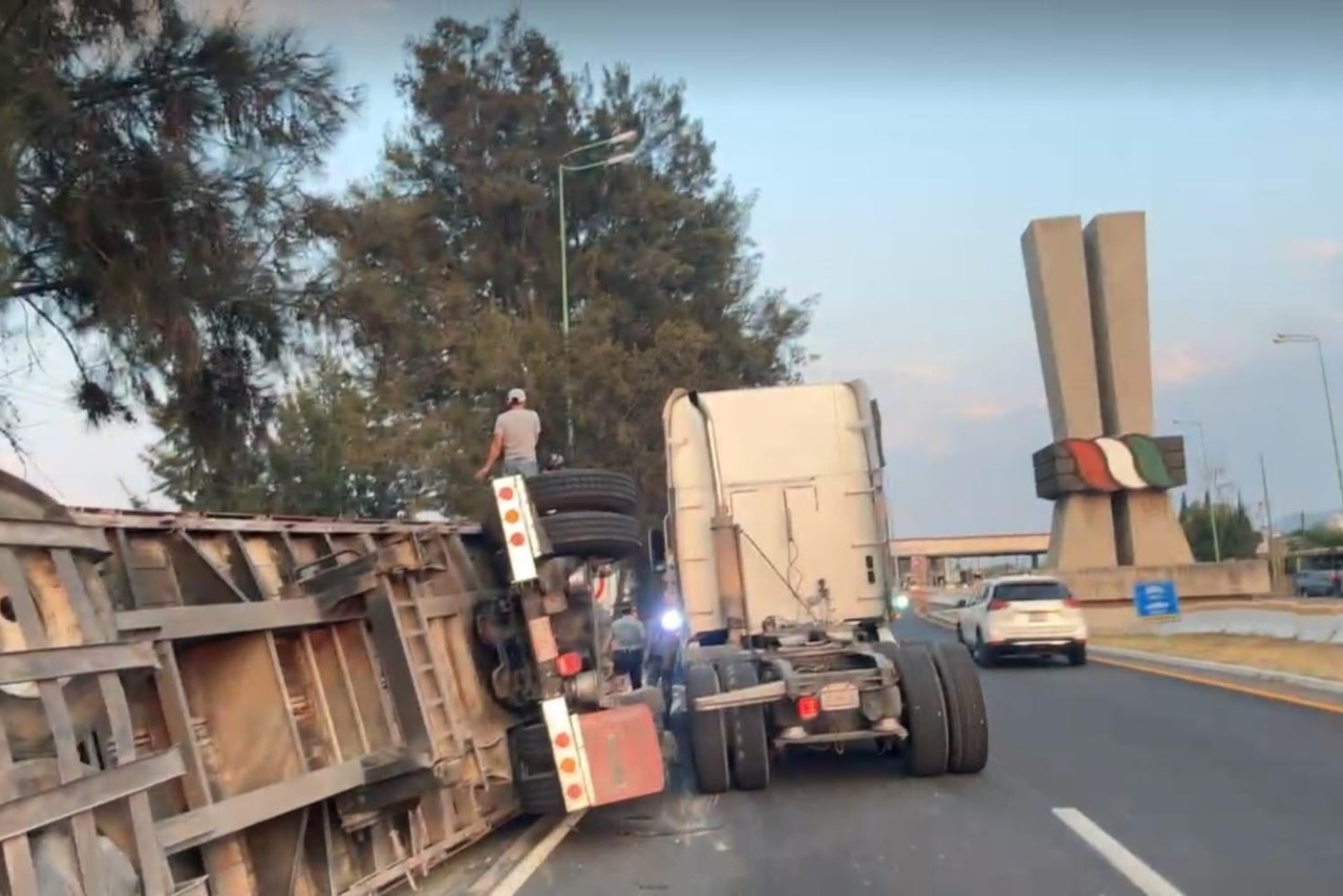 Accidente carretera México-Pirámides: tractocamión vuelca en Ecatepec