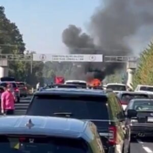 Accidente carretera Valle de Bravo: se incendia vehículo cerca de la caseta Laguna Seca