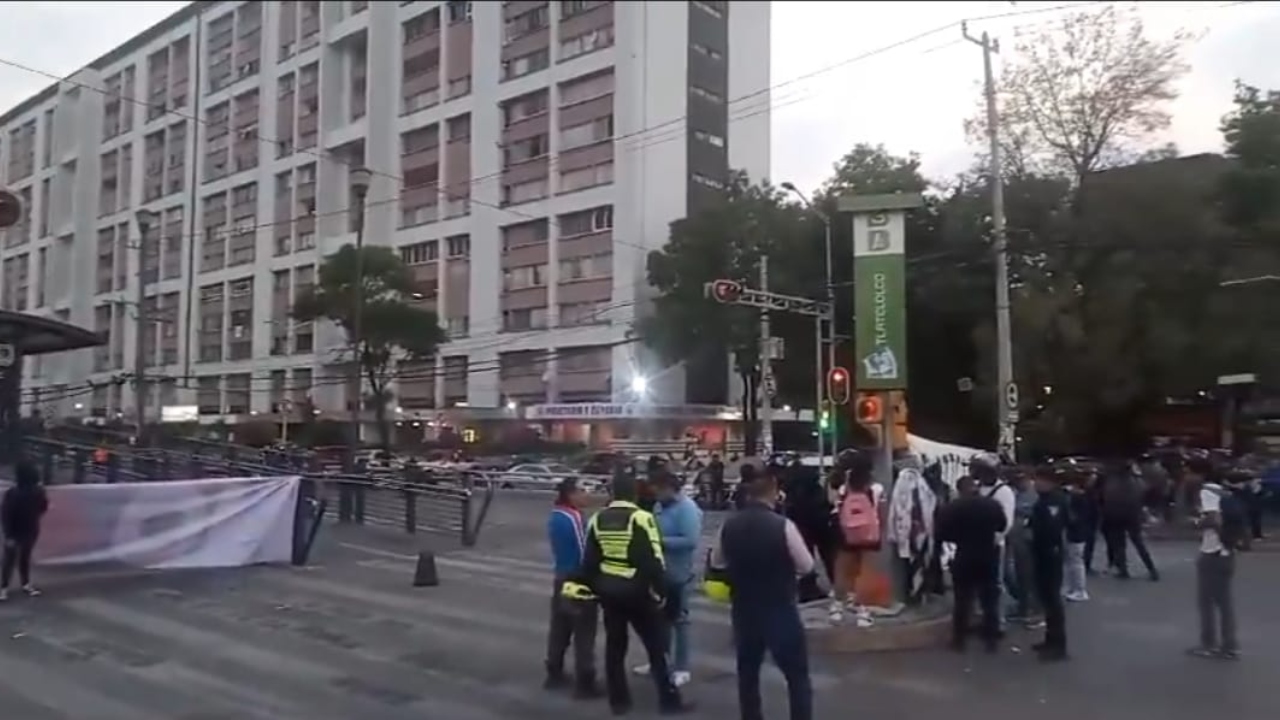 #JusticiaParaRenYMaya: realizan bloqueo sobre Eje 1 poniente y Eje 2 norte
