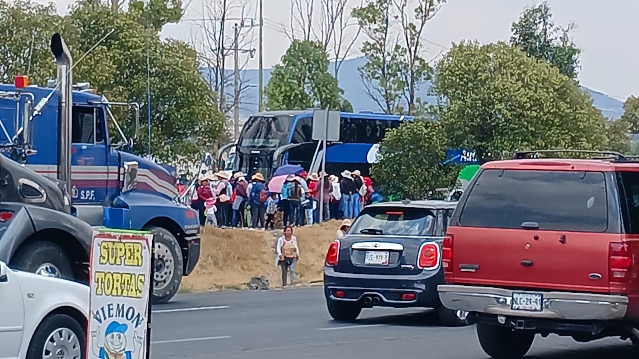 Bloqueo en la Ixtlahuaca-Toluca: pobladores exigen resolución a explotación de manantial