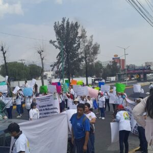 Personal médico realiza bloqueo en la México-Querétaro para exigir mejoras laborales