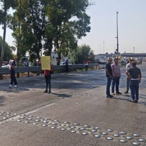 Familia que reclama un cuerpo bloquea la autopista México-Querétaro