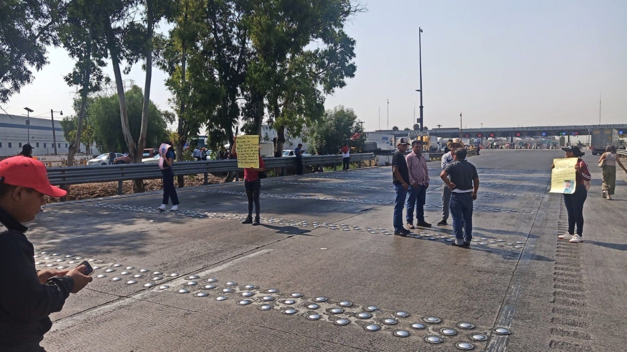 Familia que reclama un cuerpo bloquea la autopista México-Querétaro