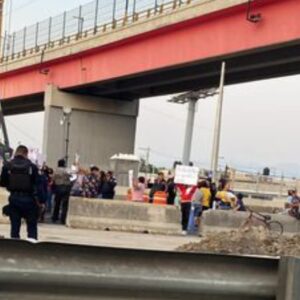 Bloquean la México-Puebla, en el Puente Rojo, por desaparición de Kimberly Mozo