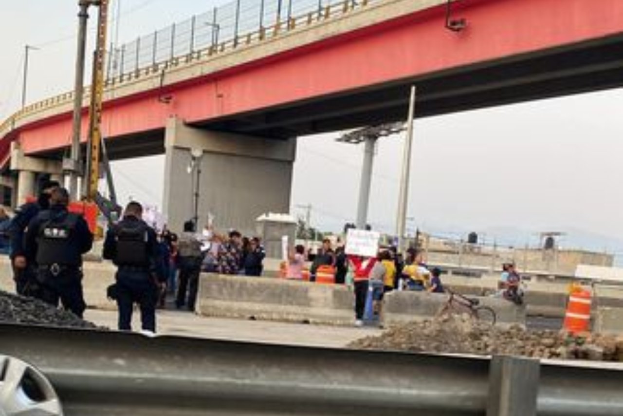 Bloquean la México-Puebla, en el Puente Rojo, por desaparición de Kimberly Mozo
