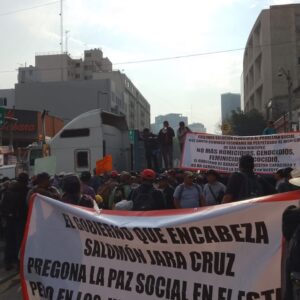 Manifestantes de Oaxaca realizan un bloqueo en Bucareli y Morelos, CDMX