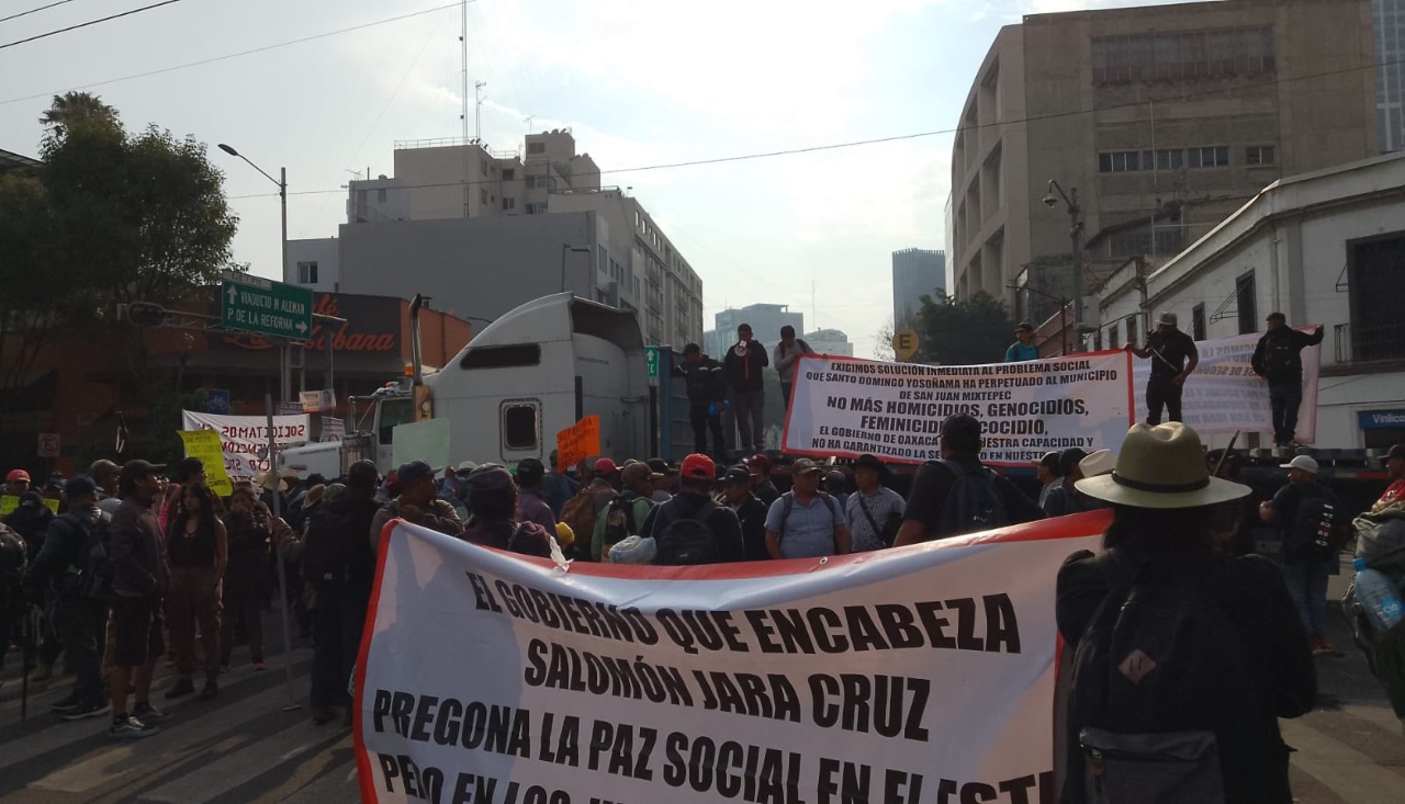 Manifestantes de Oaxaca realizan un bloqueo en Bucareli y Morelos, CDMX