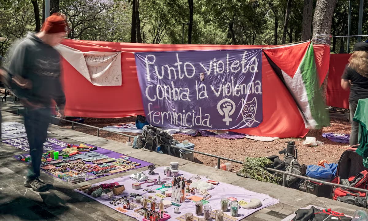 Calcomanías, jabones y ayuda legal: el auge de los mercados feministas de la Ciudad de México
