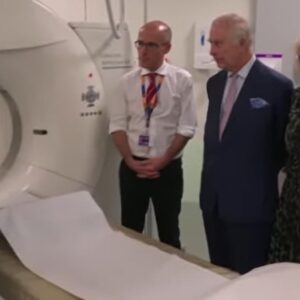 El rey Carlos se dirige a los enfermos de cáncer en su primer acto público desde su diagnóstico