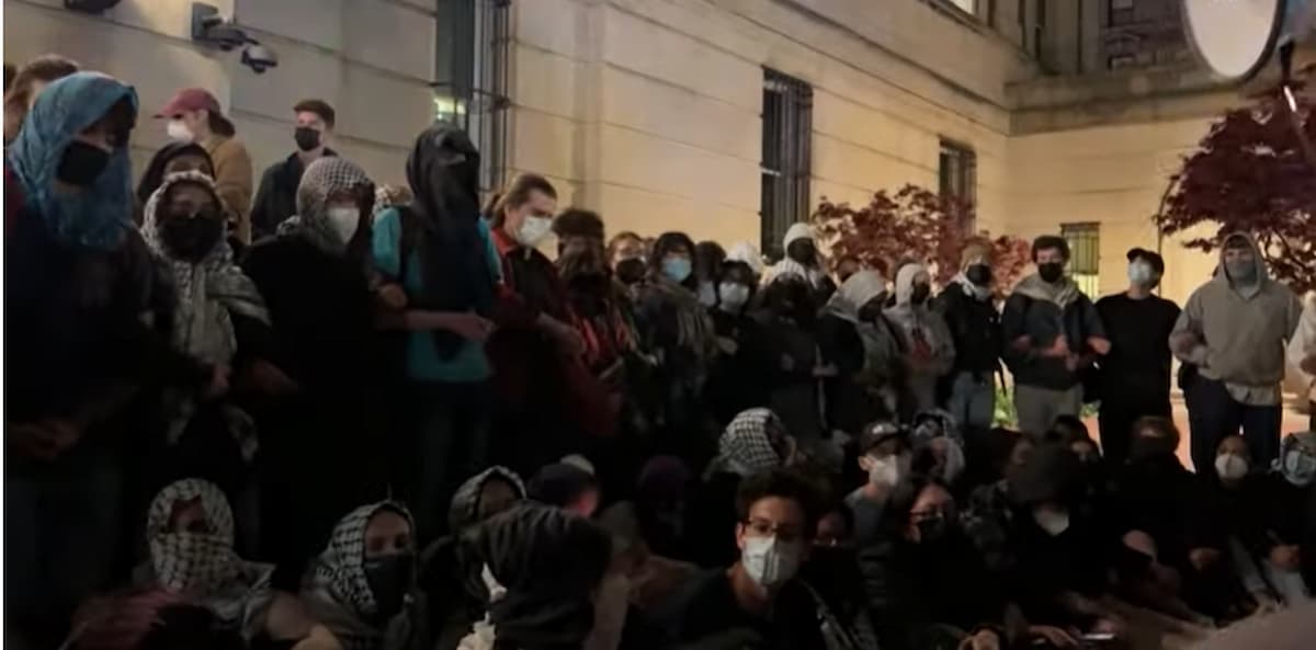 Manifestantes universitarios propalestinos toman edificio de la Universidad de Columbia