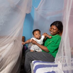 Nuevos tipos de mosquiteros podría reducir a la mitad el riesgo de malaria, según un ensayo