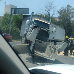 Accidente hacia Atizapán: tráiler se estrella contra muro de contención en el Pedregal