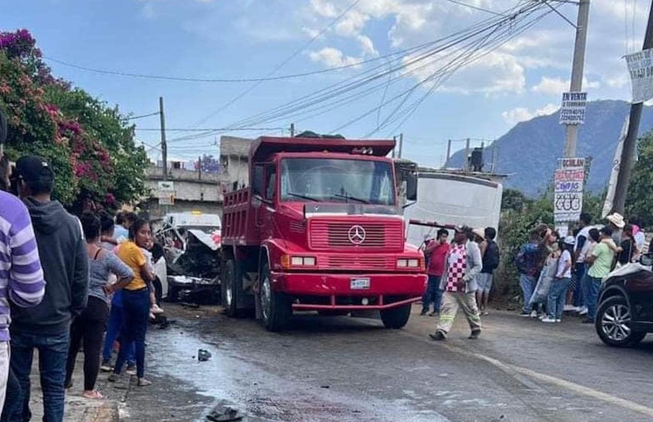 Autobús con peregrinos choca en Malinalco, Edomex; reportan más de 10 heridos