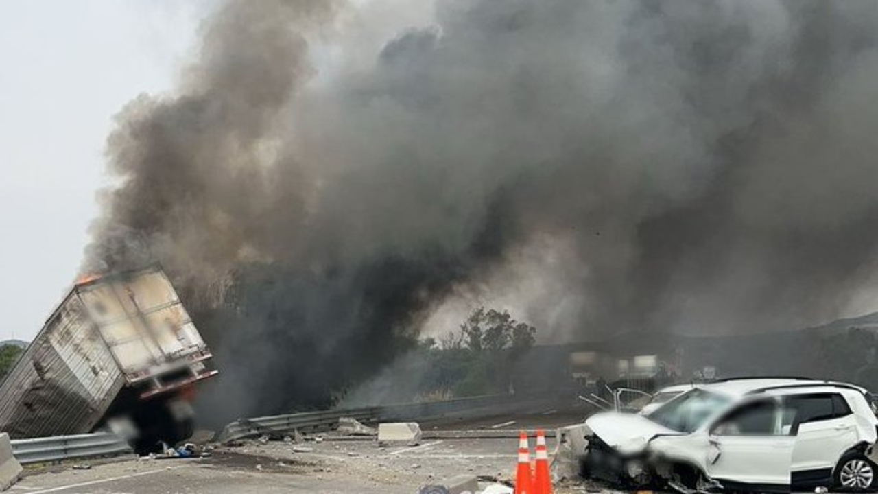 Choque sobre el Macrolibramiento Querétaro provoca incendio de vehículos